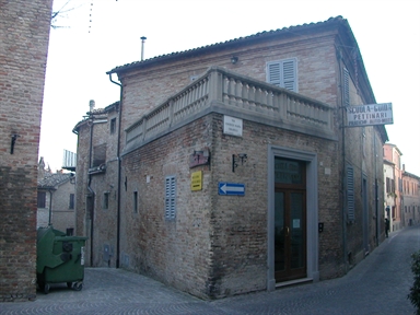 Palazzo in Largo Porta S.Giovanni, 1