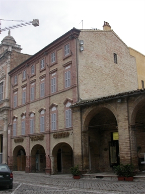 Palazzo in P.zza del Popolo