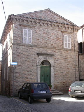 Casa a blocco in piazza Santucci