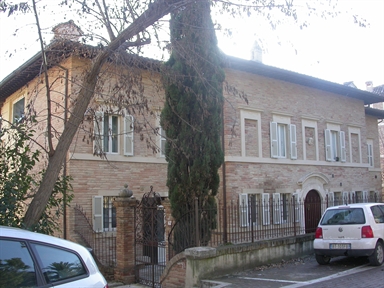 Palazzo in via C. Levi