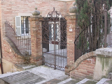 Palazzo in via C. Levi