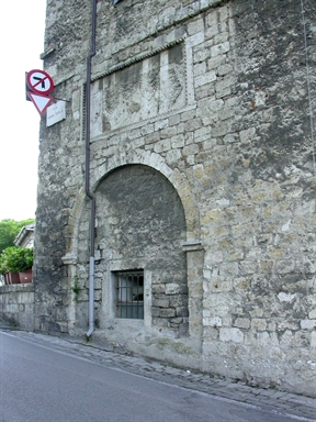 Palazzo con resti di Porta urbica