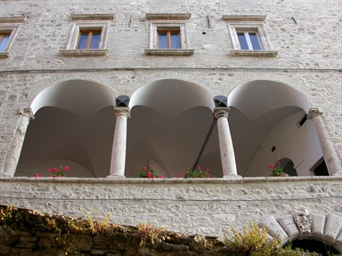 Palazzo signorile con loggiato