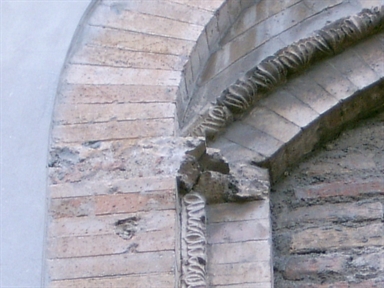 Palazzetto con arco romanico