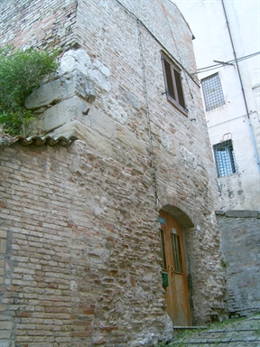 Casa con resti di mura romane
