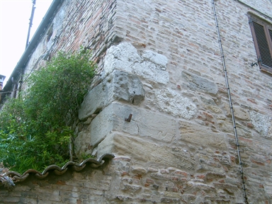 Casa con resti di mura romane