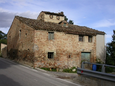 Casa rurale con torre colombaia