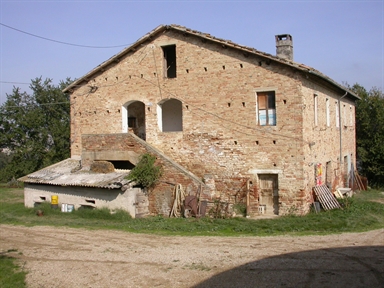Casa colonica con scala esterna