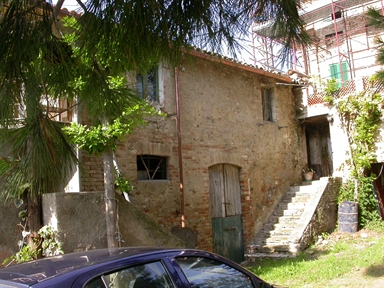 Casa colonica con scala esterna