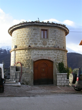 Casa colonica con torre colombaia