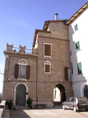 Casa torre con porta urbica