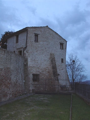 Casa edificata su una torre rompitratta