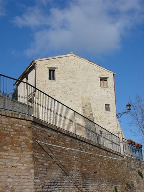 Casa edificata su una torre rompitratta