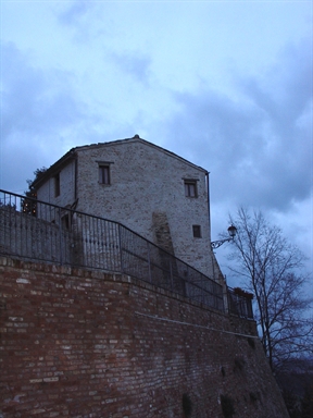 Casa edificata su una torre rompitratta