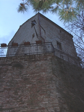 Casa edificata su una torre rompitratta