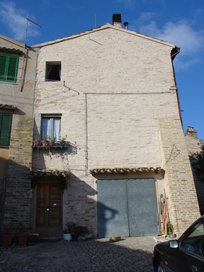 Casa edificata sulle Mura castellane