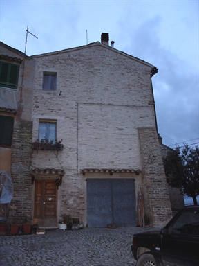 Casa edificata sulle Mura castellane