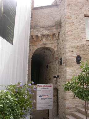 Passaggio coperto in piazza Peretti