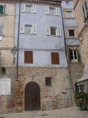 Casa in piazza Peretti