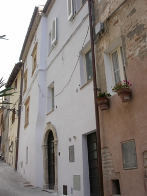 Casa in piazza Peretti