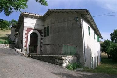 Casa colonica con portale in pietra