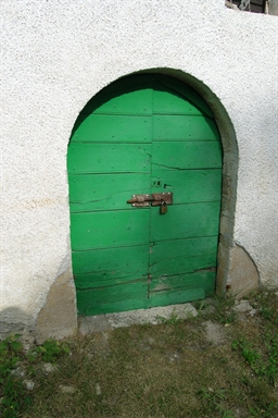 Casa colonica con portale in pietra