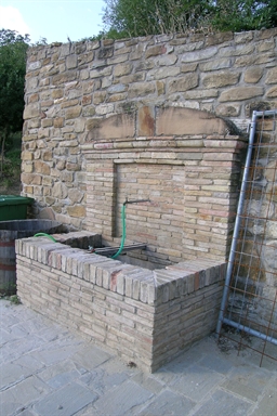 Fontana pubblica a Roccamaia