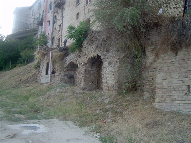 Resti di sostruzioni stradali