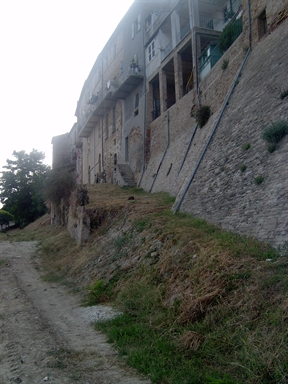 Resti di sostruzioni stradali