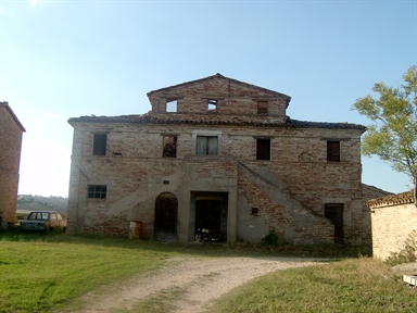 Casa colonica con scala esterna