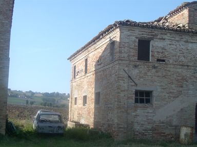 Casa colonica con scala esterna