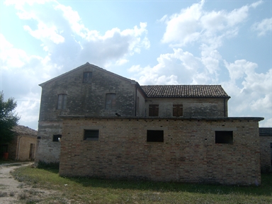 Casa colonica con scala esterna