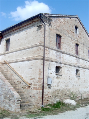 Casa colonica con scala esterna