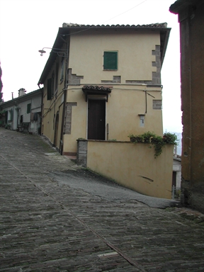 Casa a schiera con edicola