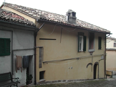 Casa a schiera con edicola