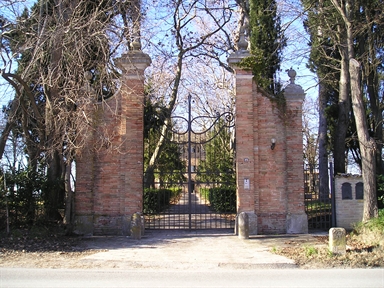 Ingresso monumentale di villa Tortorina
