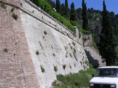 Resti di mura urbiche datate 1787