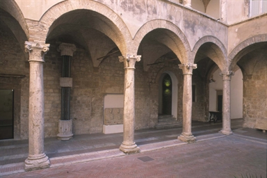 Cortile di Palazzo Panichi, sede del Museo Archeologico Statale di Ascoli Piceno