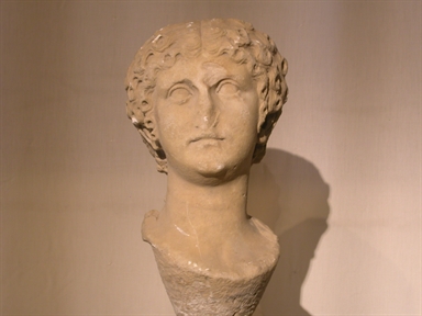 testa marmorea raffigurante l’imperatrice augusta Agrippina Minore