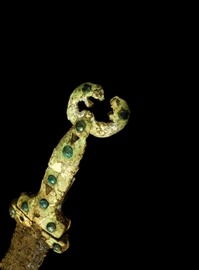 Spada in ferro con impugnatura in avorio decorata con inserti in ambra e bronzo dalla tomba 182 in località Crocifisso