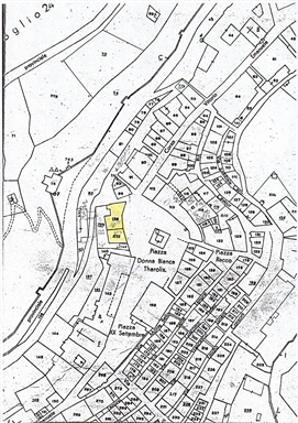 Palazzetto su piazza Tharolis