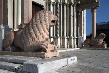 Particolare di uno dei leoni del protiro della Cattedrale di San Ciriaco