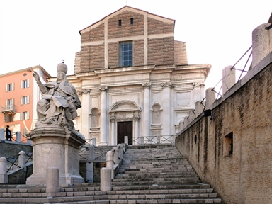 Piazza del Plebiscito con la statua di Papa Clemente VII, la scalinata e la Chiesa di San Domenico