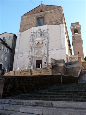 Particolare della facciata della Chiesa di San Francesco alle Scale e della scalinata