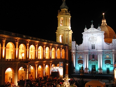 Veduta notturna della Basilica di Loreto