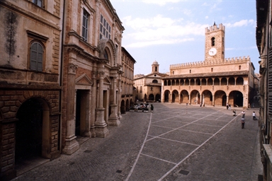 Veduta di Piazza del Popolo con il Palazzo del Comune