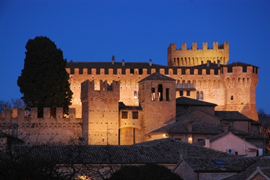 Veduta notturna del Castello di Gradara