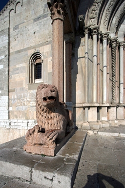 Particolare di uno dei leoni del protiro della Cattedrale di San Ciriaco
