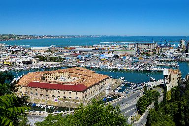La Mole Vanvitelliana con uno spezzone del porto di Ancona e scorcio della costa adriatica che prosegue verso Nord