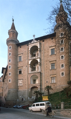 Veduta della facciata del Palazo ducale coi Torricini, uno dei più interessanti esempi architettonici ed artistici dell